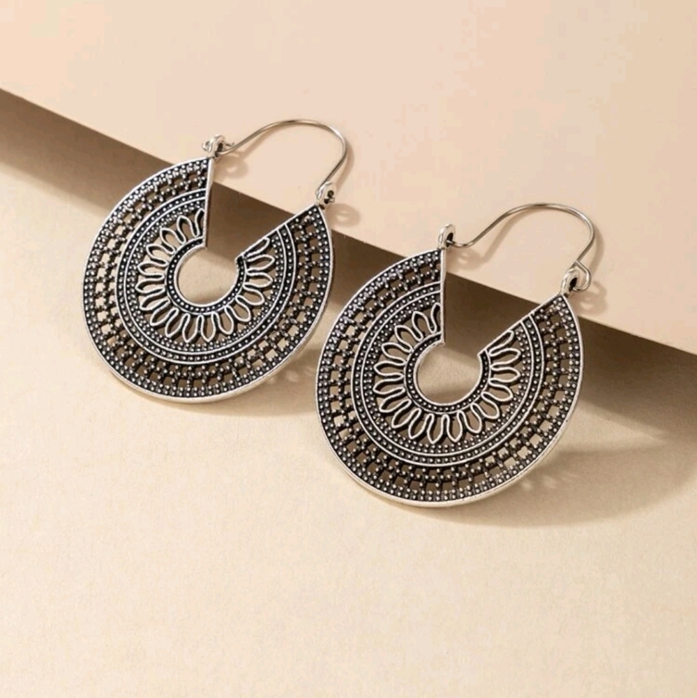 💖 2/$30 Boho silver hollow gypsy hoop earrings - Picture 6 of 10